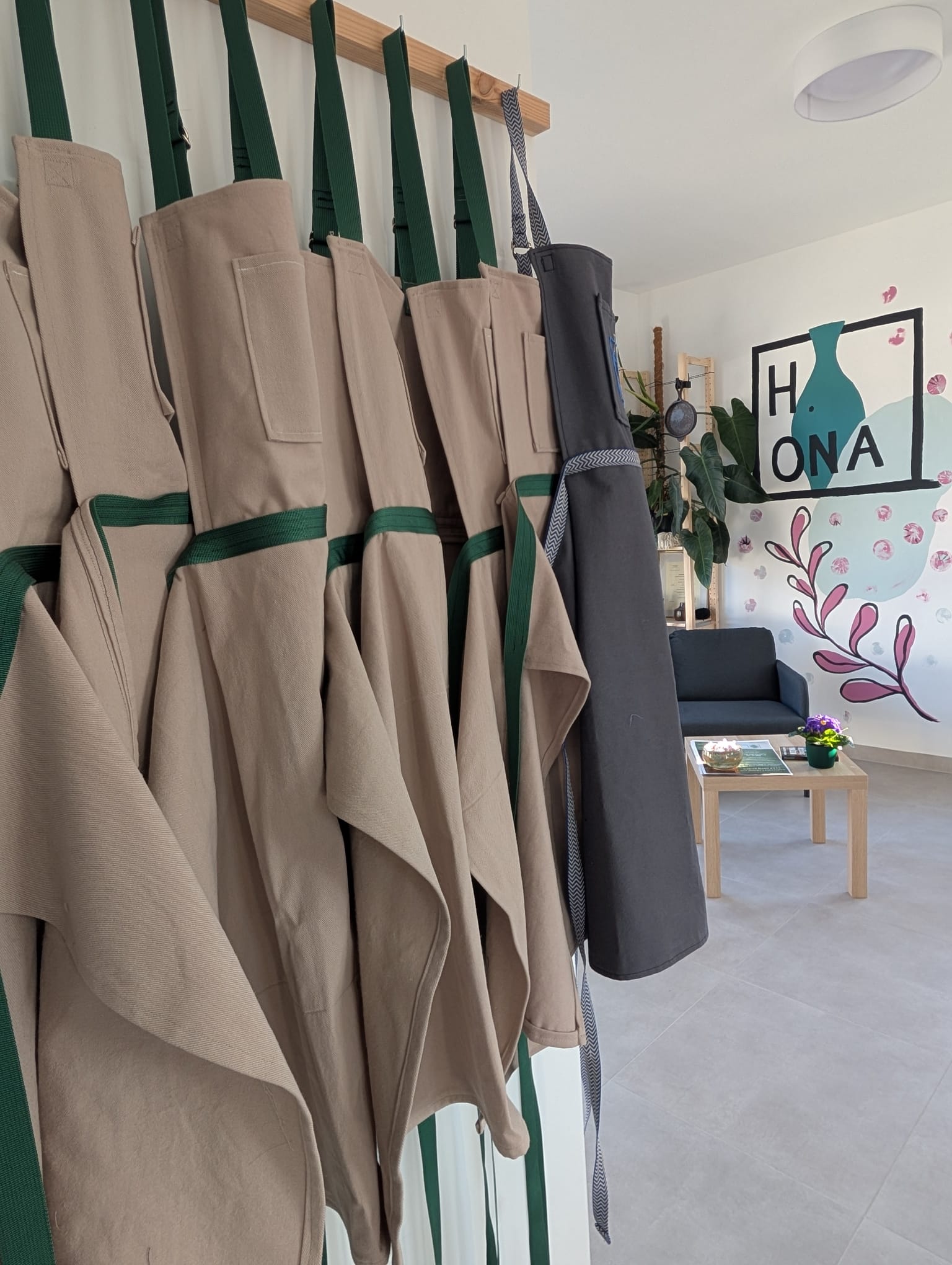 Fartuchy na wieszaku, pracownia H.ONA przygotowana do warsztatów